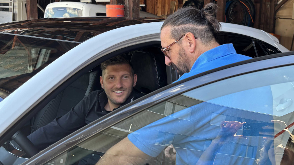 Übergabe E-Fahrzeug an Raphael Frank